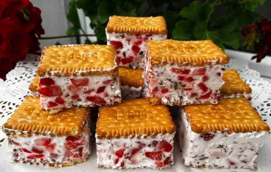 EIS-SANDWICH MIT ERDBEEREN UND SCHOKOLADE: Eine geniale Idee für eine schnelle eisige Leckerei