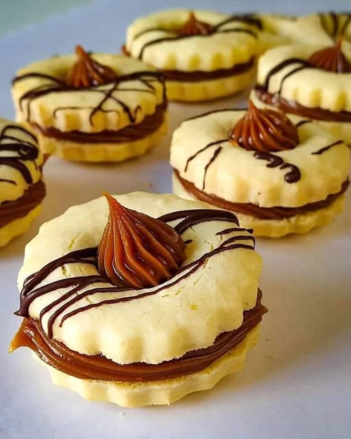 Kekse mit Dulce de Leche und Schokolade gefüllt. Schokolade