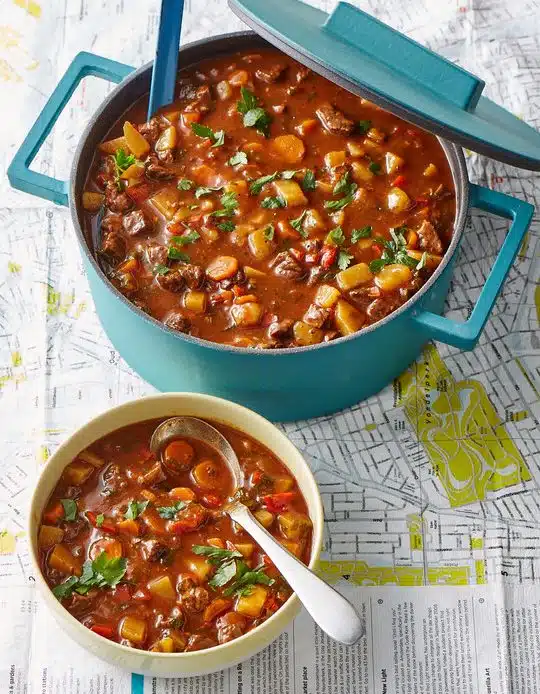 DEFTIGE GULASCHSUPPE