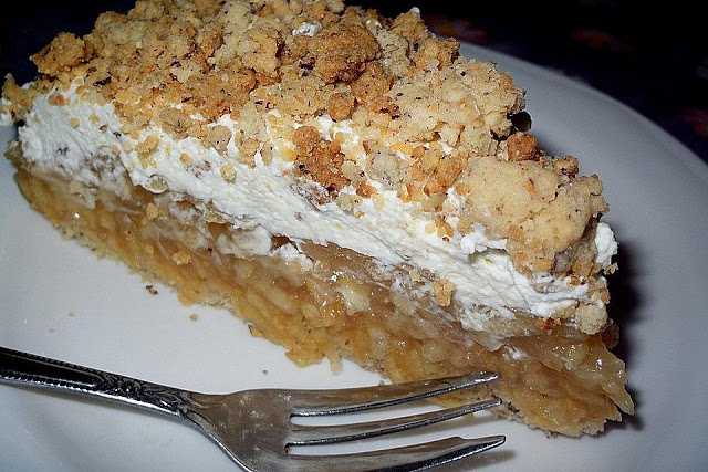 Apfel Nusskuchen mit Vanillepudding