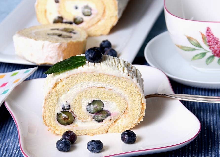 Biskuitrolle mit Heidelbeeren