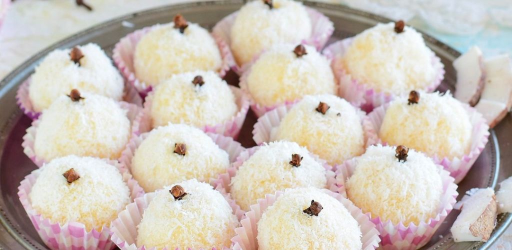 Beijinhos: das Rezept für einfache und köstliche brasilianische Kokosnusssüßigkeiten