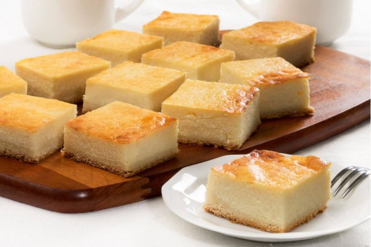 Quarkkuchen vom Blech mit Vanillepudding