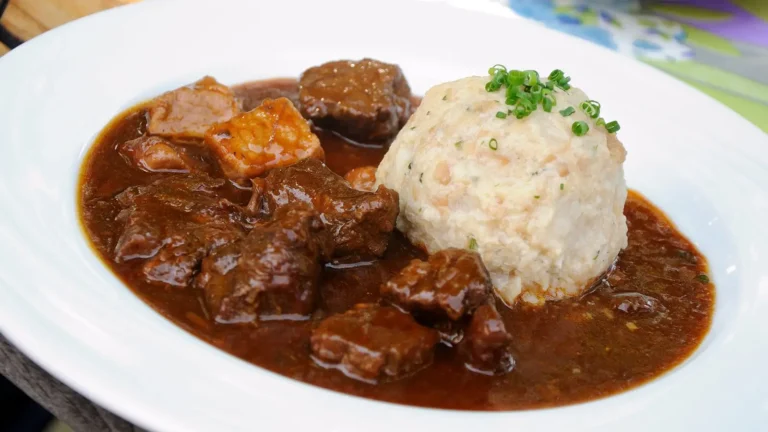 omas hirschgulasch 768x432 1