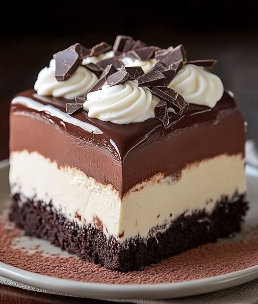 „Triple Chocolate Mousse Cake mit drei Schokoladenschichten“