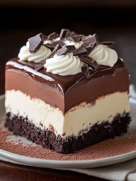 „Triple Chocolate Mousse Cake mit drei Schokoladenschichten“