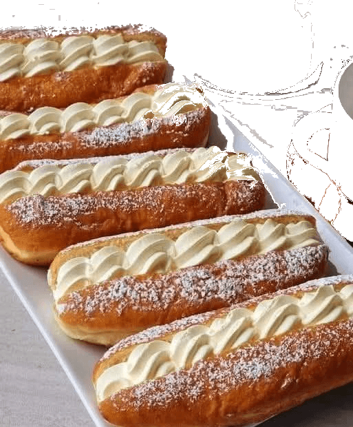 Frische Sahne-Donuts mit Creme fraiche und Kirschen.“