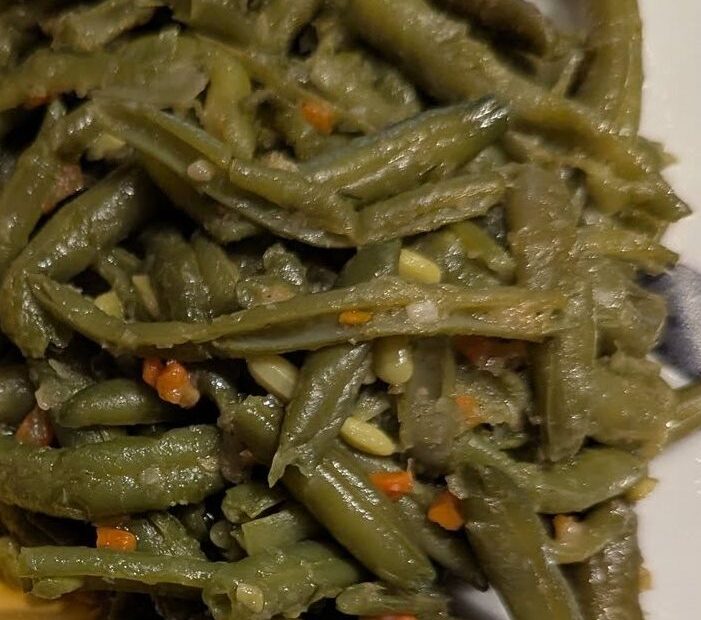 Frikadellen mit Salzkartoffeln und gedünsteten grünen Bohnen