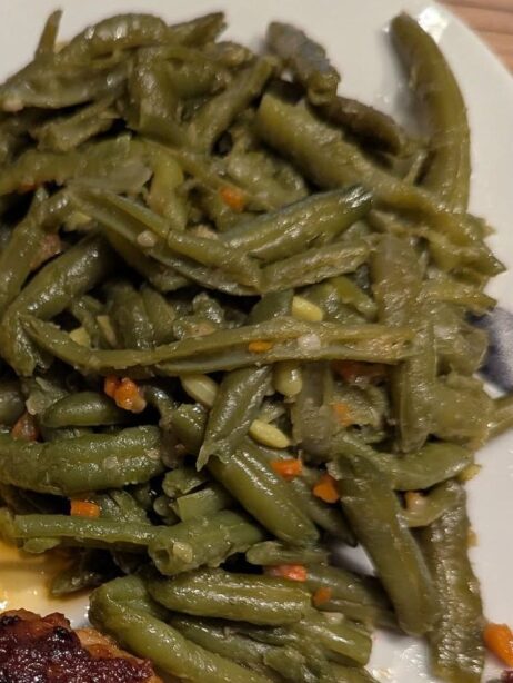 Frikadellen mit Salzkartoffeln und gedünsteten grünen Bohnen