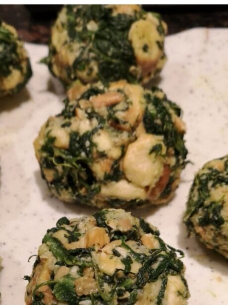 Südtiroler Spinatknödel mit Butter und Parmesan