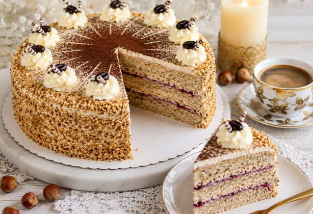Cappuccino-Haselnuss-Torte mit Sahnecreme, Haselnusskrokant und Schokoladendekoration