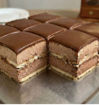 Cremige Nutella-Mascarpone-Schnitten ohne Backen mit Butterkeksen und glänzender Schokoladenglasur